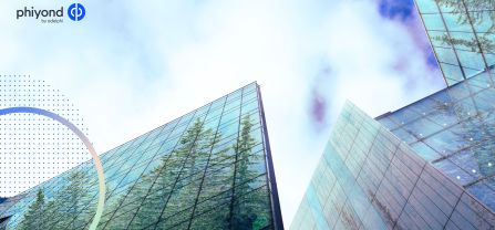 Hochhäuser mit Glaswänden, in denen sich Bäume spiegeln, Froschperspektive