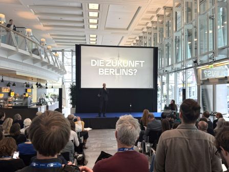 Nachhaltigkeit im Fokus: phiyond bei der IHK Sustainability Week in Berlin Alexander S. Wolf hält eine Rede zur Zukunft Berlins bei der IHK Sustainability Week
