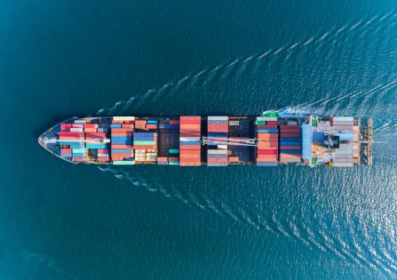 Stop the clock? – Verantwortung kennt keine Anwendungsschwellenwerte Ein Frachtschiff auf dem Wasser aus der Vogel- oder Drohnenperspektive