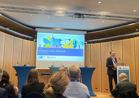 Nachhaltigkeit im Fokus: phiyond bei der IHK Sustainability Week in Berlin Jonas Schorr bei einem Panel der IHK Sustainability Week