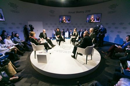 World Economic Forum Leader Panel Beim Weltwirtschaftsforum sitzen wichtige Entscheidungsträger*innen in einem Kreis, um die derzeitige Lage in der Welt zu diskutieren