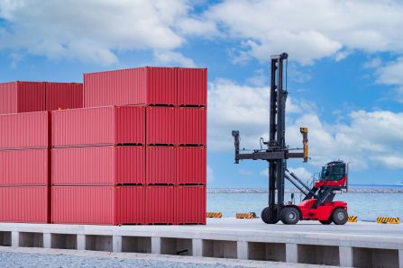 Rote Container Rote Container, die aufeinandergestapelt wurden