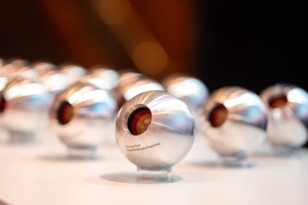 Die Awards liegen bereit zur Verleihung des Deutschen Nachhaltigkeitspreises
