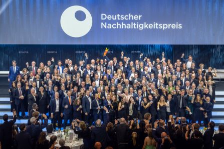 Alle Gewinner posieren mit dem Deutschen Nachhaltigkeitspreis